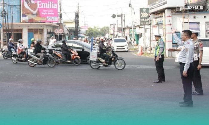 Petugas gabungan saat berjaga di lokasi uji coba rekayasa lalu lintas di Jalan Samanhudi, kawasan depan Pasar Tanjung Jember. (Foto: Istimewa). 
