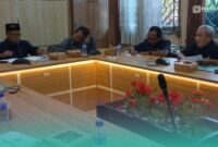 Komisi A DPRD Jember saat mempertemukan Bawaslu Jember, Inspektorat, BKPSDM Jember, serta Deputi Investigasi dan Penindakan Grassroot Corruption Watch (GCW) Jember di agenda hearing. (Foto: Istimewa). 