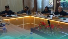 Komisi A DPRD Jember saat mempertemukan Bawaslu Jember, Inspektorat, BKPSDM Jember, serta Deputi Investigasi dan Penindakan Grassroot Corruption Watch (GCW) Jember di agenda hearing. (Foto: Istimewa).