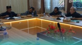 Komisi A DPRD Jember saat mempertemukan Bawaslu Jember, Inspektorat, BKPSDM Jember, serta Deputi Investigasi dan Penindakan Grassroot Corruption Watch (GCW) Jember di agenda hearing. (Foto: Istimewa). 