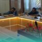 Komisi A DPRD Jember saat mempertemukan Bawaslu Jember, Inspektorat, BKPSDM Jember, serta Deputi Investigasi dan Penindakan Grassroot Corruption Watch (GCW) Jember di agenda hearing. (Foto: Istimewa). 