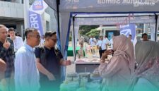 Branch Office Head BRI Jember, Adhitya Narotama, saat bertemu sejumlah nasabah di Kantor Cabang BRI Jember. (Foto: Humas BRI Jember).