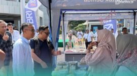 Branch Office Head BRI Jember, Adhitya Narotama, saat bertemu sejumlah nasabah di Kantor Cabang BRI Jember. (Foto: Humas BRI Jember). 