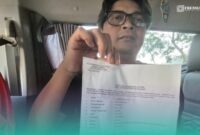 Ketua Komisi B DPRD Jember, Candra Ary Fianto, saat memegang surat laporan hilangnya Batu Yoni di Situs Pocangan, Sukowono. (Foto: Istimewa).