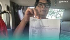 Ketua Komisi B DPRD Jember, Candra Ary Fianto, saat memegang surat laporan hilangnya Batu Yoni di Situs Pocangan, Sukowono. (Foto: Istimewa).