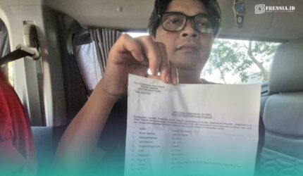 Ketua Komisi B DPRD Jember, Candra Ary Fianto, saat memegang surat laporan hilangnya Batu Yoni di Situs Pocangan, Sukowono. (Foto: Istimewa).