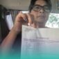Ketua Komisi B DPRD Jember, Candra Ary Fianto, saat memegang surat laporan hilangnya Batu Yoni di Situs Pocangan, Sukowono. (Foto: Istimewa).
