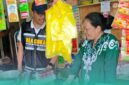 Petugas Bea Cukai, saat melakukan penindakan rokok ilegal di salah satu pedagang pasar. (Foto: Istimewa).