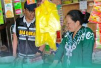 Petugas Bea Cukai, saat melakukan penindakan rokok ilegal di salah satu pedagang pasar. (Foto: Istimewa).