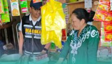 Petugas Bea Cukai, saat melakukan penindakan rokok ilegal di salah satu pedagang pasar. (Foto: Istimewa).