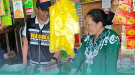 Petugas Bea Cukai, saat melakukan penindakan rokok ilegal di salah satu pedagang pasar. (Foto: Istimewa).