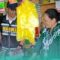 Petugas Bea Cukai, saat melakukan penindakan rokok ilegal di salah satu pedagang pasar. (Foto: Istimewa).