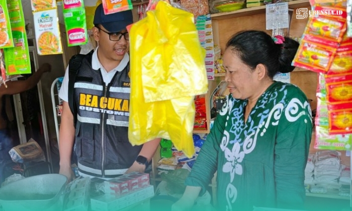 Petugas Bea Cukai, saat melakukan penindakan rokok ilegal di salah satu pedagang pasar. (Foto: Istimewa).