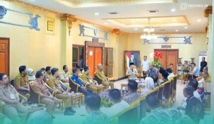 Komisi D DPRD Jawa Timur, saat menggelar pertemuan khusus dengan Bupati Jember Muhammad Fawait di Pendopo Wahyawibawagraha. (Foto: Istimewa).