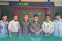 Slamet Widodo, Pelapor (berbaju hitam, dari kanan), didampingi Penasehat Hukum dari LBH PMII Cabang Jember, Avid Liannur, (kemeja hitam, dari kiri) (Foto: Istimewa). 