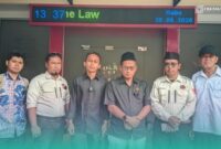 Slamet Widodo, Pelapor (berbaju hitam, dari kanan), didampingi Penasehat Hukum dari LBH PMII Cabang Jember, Avid Liannur, (kemeja hitam, dari kiri) (Foto: Istimewa). 