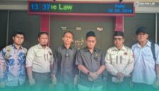 Slamet Widodo, Pelapor (berbaju hitam, dari kanan), didampingi Penasehat Hukum dari LBH PMII Cabang Jember, Avid Liannur, (kemeja hitam, dari kiri) (Foto: Istimewa). 