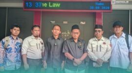 Slamet Widodo, Pelapor (berbaju hitam, dari kanan), didampingi Penasehat Hukum dari LBH PMII Cabang Jember, Avid Liannur, (kemeja hitam, dari kiri) (Foto: Istimewa). 