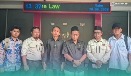 Slamet Widodo, Pelapor (berbaju hitam, dari kanan), didampingi Penasehat Hukum dari LBH PMII Cabang Jember, Avid Liannur, (kemeja hitam, dari kiri) (Foto: Istimewa).