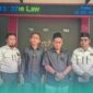 Slamet Widodo, Pelapor (berbaju hitam, dari kanan), didampingi Penasehat Hukum dari LBH PMII Cabang Jember, Avid Liannur, (kemeja hitam, dari kiri) (Foto: Istimewa). 