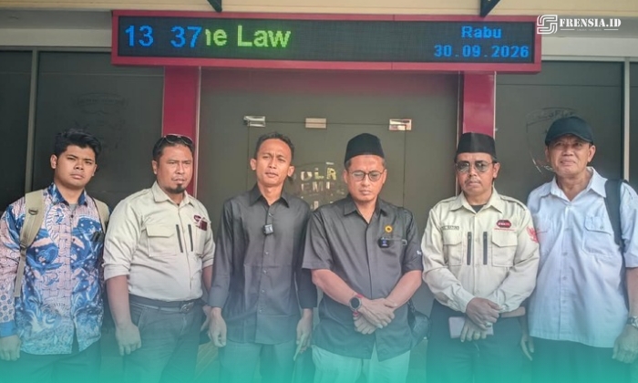 Slamet Widodo, Pelapor (berbaju hitam, dari kanan), didampingi Penasehat Hukum dari LBH PMII Cabang Jember, Avid Liannur, (kemeja hitam, dari kiri) (Foto: Istimewa). 