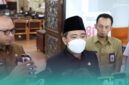 Bupati Jember, Muhammad Fawait, (tengah) saat diwawancara awak media di Gedung DPRD Jember. (Foto: Diskominfo Jember). 