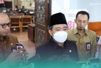 Bupati Jember, Muhammad Fawait, (tengah) saat diwawancara awak media di Gedung DPRD Jember. (Foto: Diskominfo Jember). 