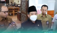 Bupati Jember, Muhammad Fawait, (tengah) saat diwawancara awak media di Gedung DPRD Jember. (Foto: Diskominfo Jember). 