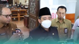 Bupati Jember, Muhammad Fawait, (tengah) saat diwawancara awak media di Gedung DPRD Jember. (Foto: Diskominfo Jember). 