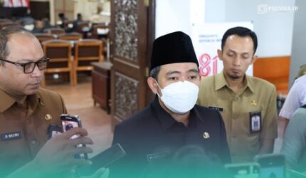 Bupati Jember, Muhammad Fawait, (tengah) saat diwawancara awak media di Gedung DPRD Jember. (Foto: Diskominfo Jember).