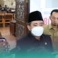 Bupati Jember, Muhammad Fawait, (tengah) saat diwawancara awak media di Gedung DPRD Jember. (Foto: Diskominfo Jember). 