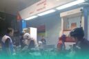 Pegawai Hiswana Migas saat tinjau antrean BBM di salah satu SPBU di Jember (Foto: Sigit/Frensia). 