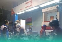 Pegawai Hiswana Migas saat tinjau antrean BBM di salah satu SPBU di Jember (Foto: Sigit/Frensia).