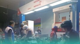Pegawai Hiswana Migas saat tinjau antrean BBM di salah satu SPBU di Jember (Foto: Sigit/Frensia). 