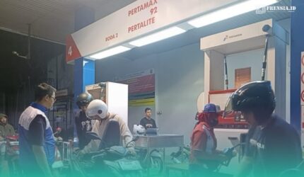Pegawai Pertamina saat tinjau antrean BBM di salah satu SPBU di Jember (Foto: Sigit/Frensia).
