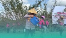 Gambar Kapolda Jatim Pimpin Aksi Tanam Pohon dan Bersih-bersih Pantai di Banyuwangi(sumber: Istimewa)