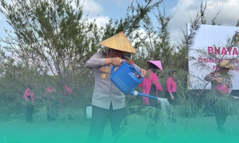 Gambar Kapolda Jatim Pimpin Aksi Tanam Pohon dan Bersih-bersih Pantai di Banyuwangi(sumber: Istimewa)