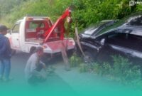 Gambar Mobil Xenia Terperosok ke Selokan di Licin Banyuwangi Usai Hindari Hewan Melintas (Sumber: Istimewa)