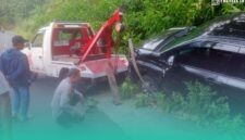 Gambar Mobil Xenia Terperosok ke Selokan di Licin Banyuwangi Usai Hindari Hewan Melintas (Sumber: Istimewa)