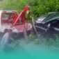 Gambar Mobil Xenia Terperosok ke Selokan di Licin Banyuwangi Usai Hindari Hewan Melintas (Sumber: Istimewa)