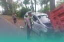 Gambar Xenia Terguling di Ladang Cabai Usai Hantam Drainase di Kalibaru Banyuwangi (Sumber: Istimewa)
