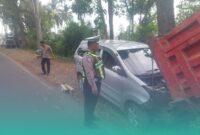 Gambar Xenia Terguling di Ladang Cabai Usai Hantam Drainase di Kalibaru Banyuwangi (Sumber: Istimewa)