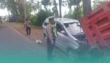 Gambar Xenia Terguling di Ladang Cabai Usai Hantam Drainase di Kalibaru Banyuwangi (Sumber: Istimewa)