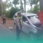Gambar Xenia Terguling di Ladang Cabai Usai Hantam Drainase di Kalibaru Banyuwangi (Sumber: Istimewa)