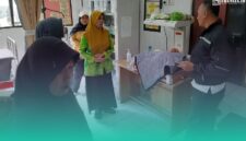 Gambar Bayi Laki-laki Terbungkus Handuk Ditemukan di Depan Rumah Warga Kalibaru Banyuwangi. Bayi Laki-laki Terbungkus Handuk Ditemukan di Depan (Sumber: Istimewa)