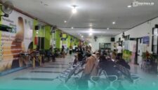 Para pengunjung dan pasien yang sedang berobat di Rumah Sakit Daerah (RSD) dr. Soebandi Jember (Foto: Fadli/Frensia).