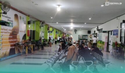 Para pengunjung dan pasien yang sedang berobat di Rumah Sakit Daerah (RSD) dr. Soebandi Jember (Foto: Fadli/Frensia).