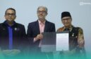 Warek III Universitas Islam Negeri Kiai Haji Achmad Siddiq (UIN KHAS) Jember (kanan) saat menunjukkan nota kerja sama dengan pimpinan UniMAP (Foto: Humas UIN KHAS Jember). 
