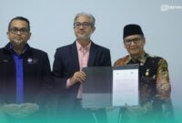 Warek III Universitas Islam Negeri Kiai Haji Achmad Siddiq (UIN KHAS) Jember (kanan) saat menunjukkan nota kerja sama dengan pimpinan UniMAP (Foto: Humas UIN KHAS Jember). 