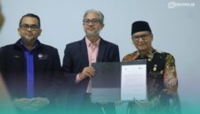 Warek III Universitas Islam Negeri Kiai Haji Achmad Siddiq (UIN KHAS) Jember (kanan) saat menunjukkan nota kerja sama dengan pimpinan UniMAP (Foto: Humas UIN KHAS Jember). 